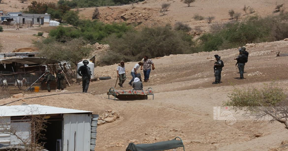 هآرتس : الحكومة الإسرائيلية تنفي علمها بتهجير المستوطنين لتجمع رأس العوجا البدوي وتدعي : لا نستطيع حمايتهم ؟؟